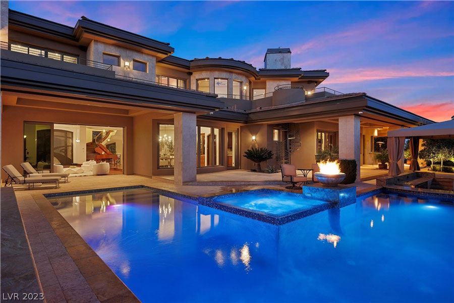 A couple in Las Vegas built an Italian cobblestone street in the backyard of their mansion.